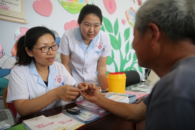China has nearly 1 million public medical institutions and 9.5 million medical workers by the end of 2018. [Photo: VCG]