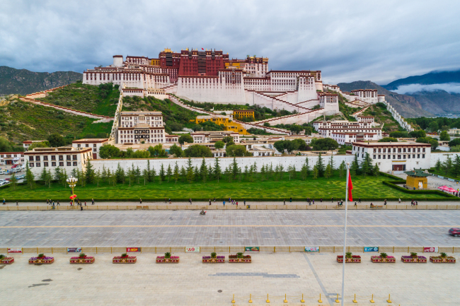 Undated photo shows the Potala Palace, a World Heritage site in Lhasa, China's Tibet Autonomous Region. [File photo: IC]