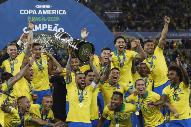 Brazil players celebrate during the cup delivery following the 2019 Copa America Final between Brazil and Peru on Jul 7, 2019 at the Maracanã Stadium in Rio de Janeiro, Brazil. [Photo: IC]