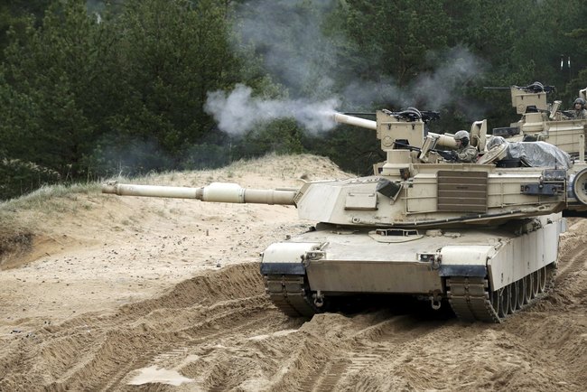 U.S. soldiers of the 2nd Battalion, 7th Infantry Regiment, who are deployed in Latvia, take part in a training exercise with M1A2 Abrams tanks in Adazi military base, Latvia, May 7, 2015. [File Photo: VCG/Reuters/Ints Kalnins]