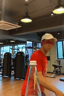 A gif photo showing Hong Kong martial artist Donnie Yen spin-kicking a cap from a bottle with his eyes covered.[Photo: Sina Weibo]