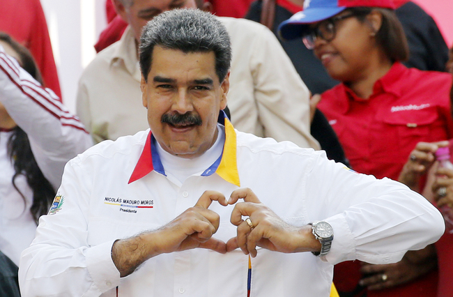 Venezuela's President Nicolas Maduro gestures a heart symbol to supporters outside Miraflores presidential palace in Caracas, Venezuela, May 20, 2019. [Photo: IC]