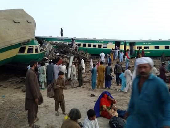 People gather at the scene of a train accident near Sadiqabad, Pakistan, July 11, 2019. [Photo: IC]