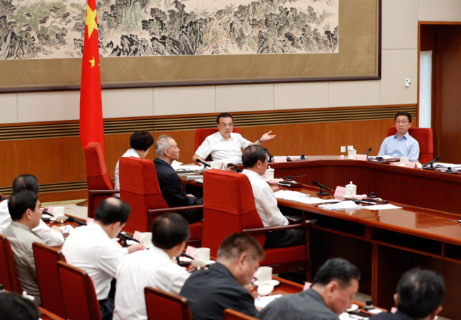 Chinese Premier Li Keqiang presides over a meeting on climate change, energy saving and emission reduction. [Photo: gov.cn]