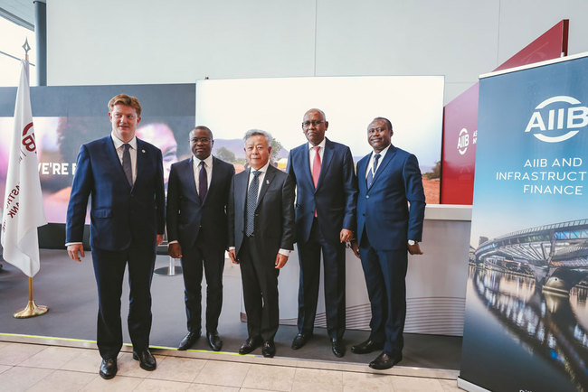 (from left to right) AIIB Vice President and Corporate Secretary Sir Danny Alexander, Benin's Minister of Finance and Economy Romuald Wadagni, AIIB President Jin Liqun, Minister of Economy and Finance of Djibouti Ilyas Moussa Dawaleh, and Rwanda's Minister of Finance and Economic Planning Uzziel Ndagijimana pose for a group photo in Luxembourg, July 13, 2019. [Photo: China Plus]