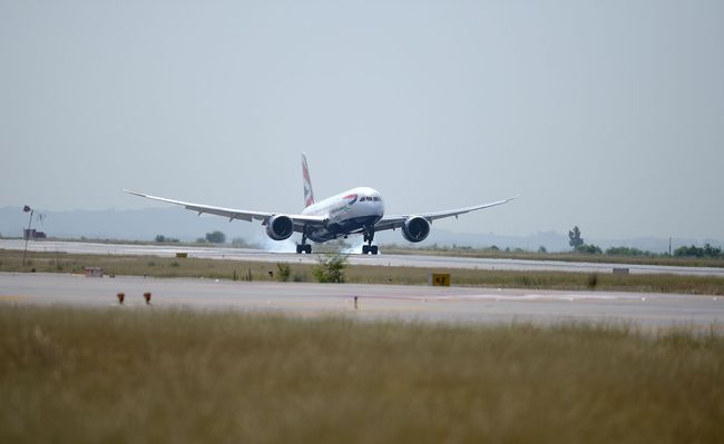 A British Airways aircraft lands on a runway at the Islamabad International Airport on the outskirts of Islamabad, capital city of Pakistan, on June 3, 2019. [File Photo: VCG]