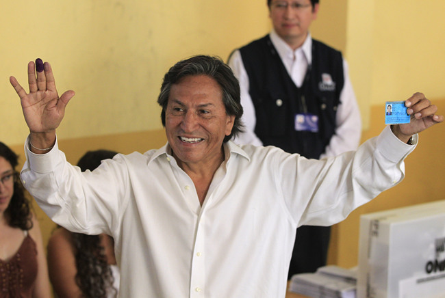 In this April 10, 2011 file., then presidential candidate Alejandro Toledo holds up his ink-stained finger and identification card after voting in the general elections, in Lima, Peru.[File Photo: IC]<br>