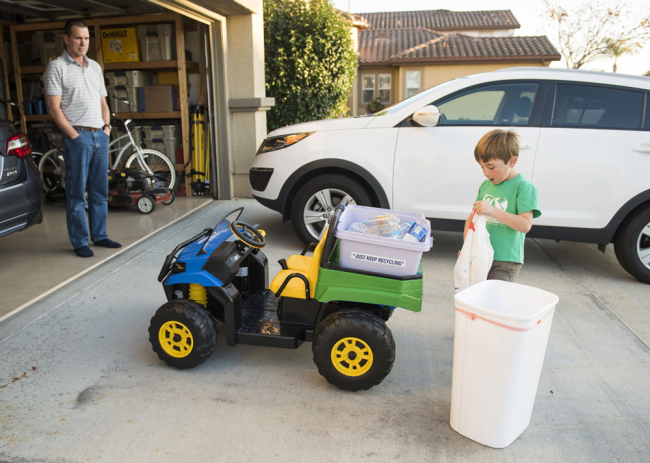 Ryan Hickman using the electric trash truck he was given by Ellen DeGeneres to collect recyclables in his neighborhood in San Juan Capistrano, California, on Tuesday, February 28, 2017. The 7-year-old runs his own recycling business called Ryan's Recycling Company. He's saved some 10,000 U.S. dollars for college by selling the recyclable materials he's collected. [File Photo: IC]