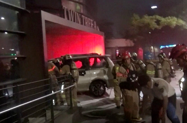 South Korean police and firefighter arrive at the scene July 19, 2019. A South Korean man set fire to his own car near the Japanese embassy in Seoul, South Korea, and died on Friday. [Photo: IC]