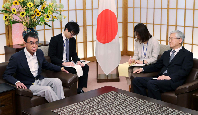 Japan's Foreign Minister Taro Kono (L) holds a meeting with South Korea's Ambassador to Japan Nam Gwan-Pyo (R) at his office in foreign ministry in Tokyo on July 19, 2019. [Photo: VCG]