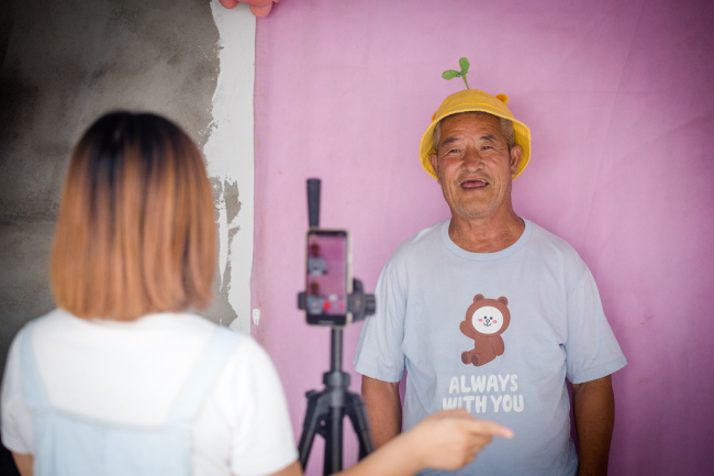 The man films a short video with the help of his 21-year-old granddaughter.[File Photo: IC]