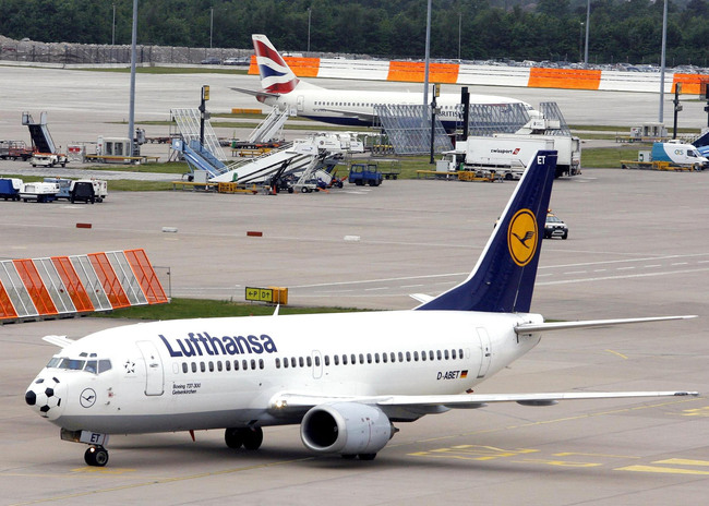 British Airways planes wait on the tarmac at Manchester Airport. [File photo: VCG]