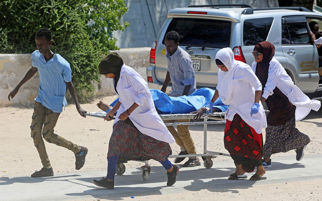 Nurses at the Medina hospital assist a civilian wounded in an explosion outside a hotel near the international airport in Mogadishu, Somalia on July 22, 2019. [Photo: VCG/Feisal Omar]