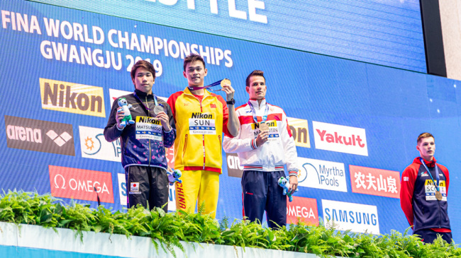 China's Sun Yang, gold medalist of men's 200-meter freestyle at the 2019 World Championships poses for photos with Matsumoto Katsuhiro from Japan and Malyutin Martin from Russia. Scott Duncan from Britain refuses to stand on the podium or shake hands with Sun. [Photo: IC]