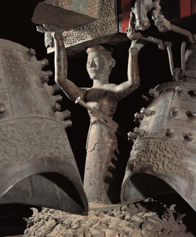 Sculpture of the Zenghouyi Chime Bells: the bronze warrior holding the wooden tire. [Photo provided by Hubei Provincial Museum]