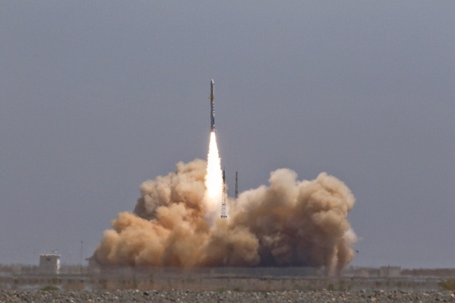 A carrier rocket launches from the Jiuquan Satellite Launch Center in northwest China at 1 p.m. Thursday, July 25, 2019. [Photo: VCG]