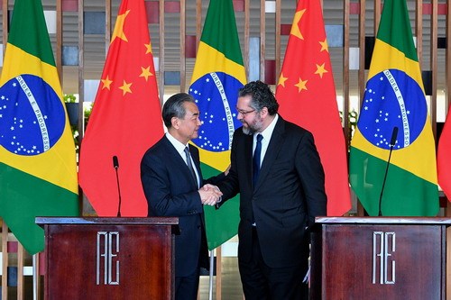 Chinese State Councilor and Foreign Minister Wang Yi (L) shakes hands with Brazilian Foreign Minister Ernesto Araujo at a press conference, on Thursday, July 25, 2019, in Brasilia. [Photo: fmprc]