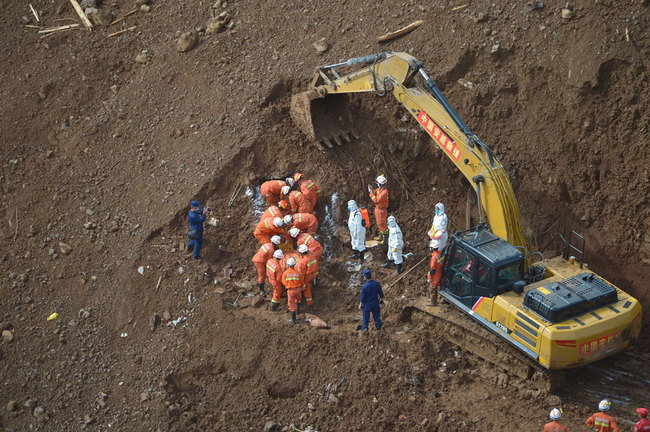 Rescuers try to find the missing people on July 26, 2019 after a landslide lashed a village in Shuicheng County in Liupanshui City, Guizhou Province on July 23. [File photo: Chengdu Business Daily/IC]