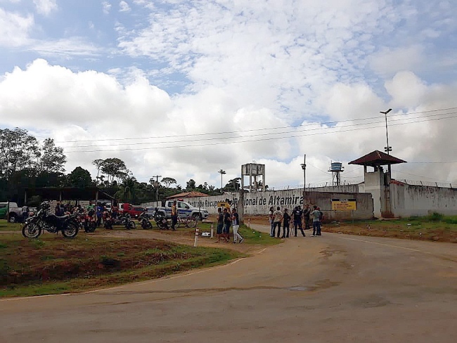 A handout picture provided by XINGU 230 shows a group of journalist and curious people waiting outside of a prison in Altamira, state of Para, Brazil, July 29, 2019. [Photo: IC]