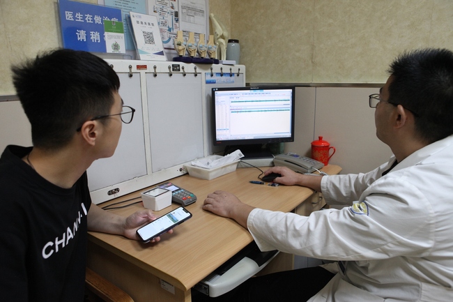 A doctor receives a patient in Hangzhou, capital of east China's Zhejiang Province. [File Photo: VCG]