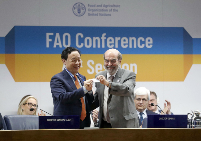 Chinese candidate Qu Dongyu, left, stands by FAO Director General Jose Graziano da Silva after being appointed as the new Director General of FAO during the 41st Conference in Rome. [Photo: IC]