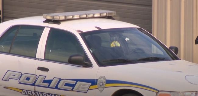 A screenshot from a video by ABC 33/40 showing a police car with a bullet hole on its windshield. [Screenshot by China Plus]