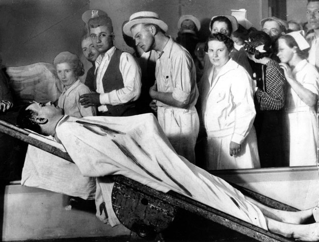 In this July 1934 file photo, people view the body of gangster John Dillinger in a Chicago morgue. Two relatives of notorious 1930s gangster John Dillinger who plan to have his remains exhumed say they have "evidence" the body buried in an Indianapolis cemetery beneath a gravestone bearing his name may not be him and that FBI agents possibly killed someone else in 1934. [File Photo: AP]