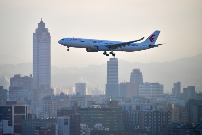 A China Eastern Airlines plane flies over Taipei City. [File Photo: Yuri Smityuk/TASS via VCG]