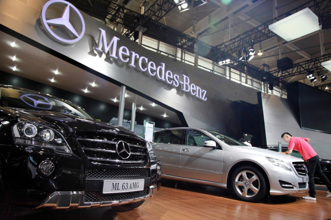 Two Mercedes-Benz vehicles are on display in Nanjing, Jiangsu Province. [File Photo: VCG]
