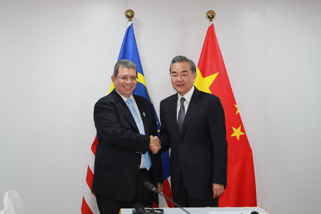 Chinese State Councilor and Foreign Minister Wang Yi and Malaysian Foreign Minister Saifuddin Abdullah [Photo: fmprc.gov]