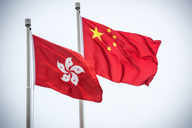 National flag of China and regional flag of the Hong Kong Special Administrative Region. [File Photo: IC]