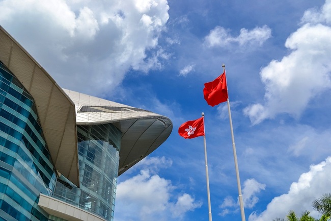 National flag of China and regional flag of the Hong Kong Special Administrative Region. [File Photo: IC]