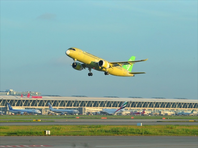 China's domestically-developed large passenger jet C919 of COMAC (Commercial Aircraft Corporation of China) takes off during its test flight at the Shanghai Pudong International Airport in Shanghai, China, July 30, 2019. [Photo: IC]