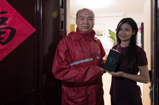 A customer surnamed Wen with her newly purchased ZTE Axon 10 Pro 5G mobile phone in Beijing on August 5, 2019 [Photo: tech.sina.com.cn]