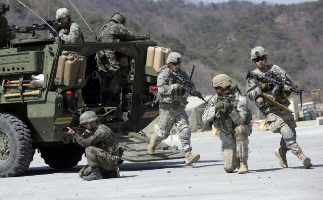 In this March 25, 2015 file photo, U.S. Army soldiers from the 25th Infantry Division's 2nd Stryker Brigade Combat Team and South Korean soldiers take their position during a demonstration of the combined arms live-fire exercise as a part of the annual joint military exercise Foal Eagle between South Korea and the United States at the Rodriquez Multi-Purpose Range Complex in Pocheon, north of Seoul, South Korea. [File photo: AP via IC]