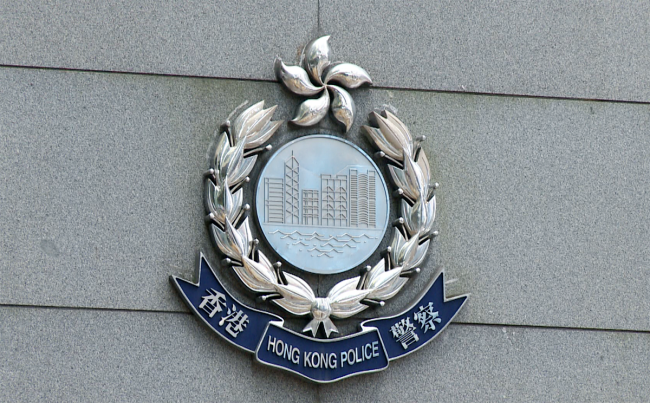 A video screenshot shows the emblem of Hong Kong police at the Hong Kong Police Headquarters. [Photo: cctv.com]