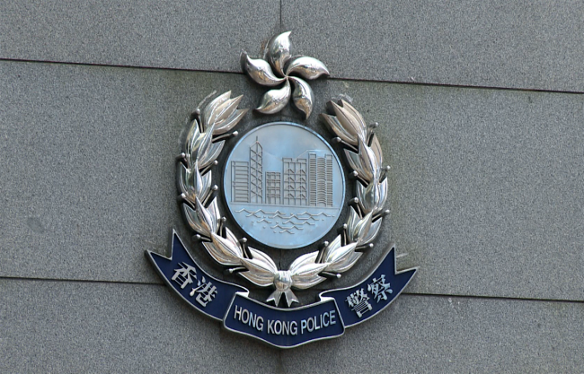 A video screenshot shows the emblem of Hong Kong Police at the Hong Kong Police Headquarters. [Photo: cctv.com]