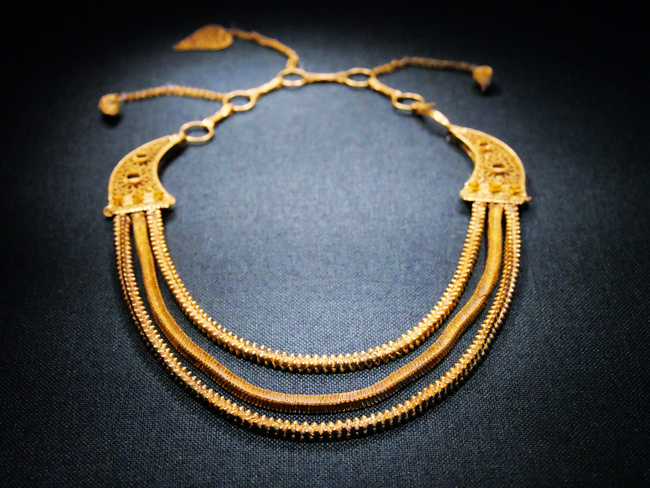 A golden necklace unearthed from the Nanhai (South China Sea) No.1, an ancient merchant ship from the Song Dynasty (960-1279), is on display in Guangzhou, capital of Guangdong Province, May 30, 2019.[Photo: IC] 