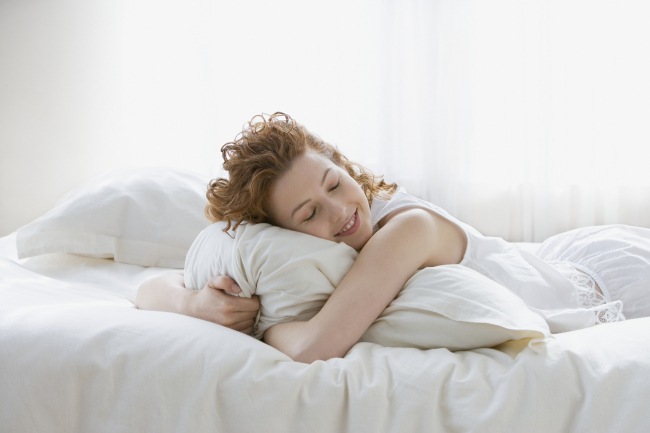 A study of young and middle-aged adults posted on the website of the University of Illinois (UI) has found that people who are the most optimistic tend to be better sleepers. [File Photo: VCG]