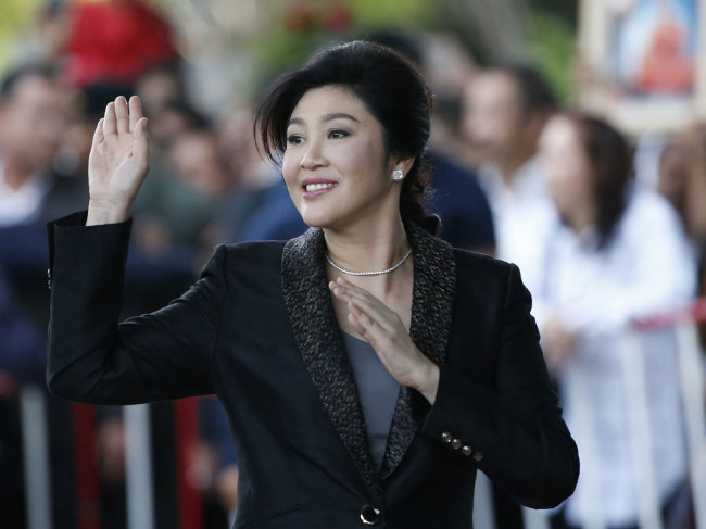 Thailand's former Prime Minister Yingluck Shinawatra waves to supporters as she arrives at the Supreme Court in Bangkok, Thailand on August 1, 2017. [File Photo: IC]