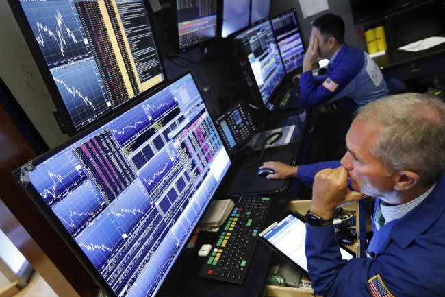 Trader Timothy Nick, right, works on the floor of the New York Stock Exchange. The U.S. stock market opens at 9:30 a.m. EDT on Monday, Aug. 12, 2019. [Photo: IC]