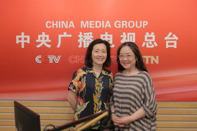 Grace Ge Gabriel and China Plus host Manling (R) pose for a photo. [Photo: China Plus]