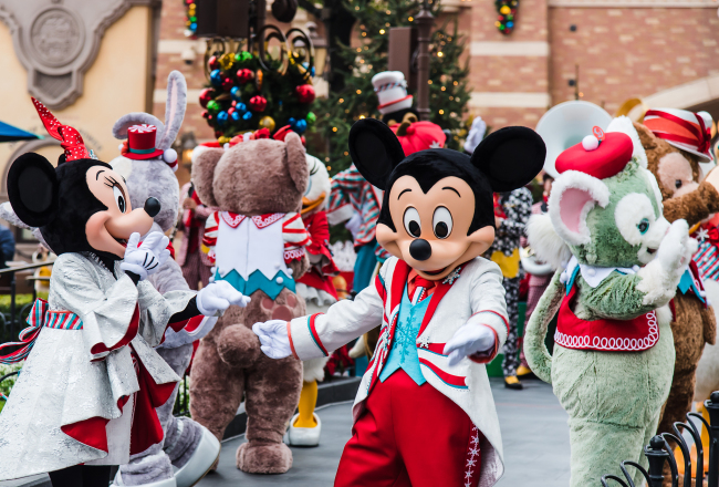 Disney characters including Mickey and Minnie Mouse perform for visitors at Shanghai Disneyland. [File Photo: VCG]