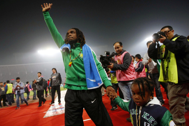 Walter Martinez waves goodbye to fans at Beijing Workers Stadium as he plays the final game for Beijing Guoan in the 2010-2011 season in a 3-2 defeat to Shanxi Renhe in the Chinese Super League on Oct 29, 2011. [File photo: IC]