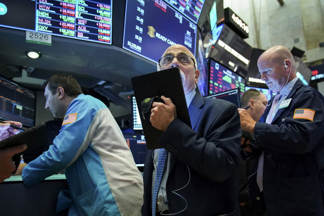 Traders and financial professionals work ahead of the closing bell on the floor of the New York Stock Exchange (NYSE) in New York City. [File photo: VCG]<br>