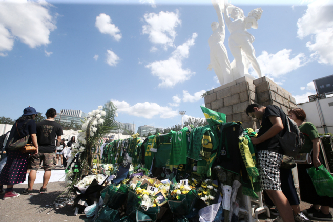People put flowers, jerseys and scarves at the commemoration site for former Beijing Guoan forward Walter Martinez in front of Beijing Worker Stadium in Beijing on Aug 13, 2019. [Photo: IC]