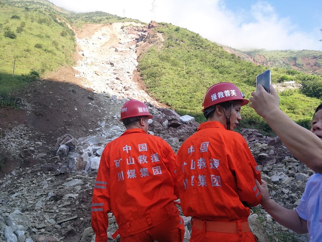 Chinese rescuers search for victimes and survivors after a rock collapse at a section of the Chengdu-Kunming railway in Ganluo County, southwest China's Sichuan province, August 14, 2019.[Photo: IC]  