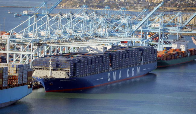 The CMA CGM Benjamin Franklin is docked at the Port of Los Angeles in San Pedro, California, December 26, 2015. [File Photo: AFP via VCG]