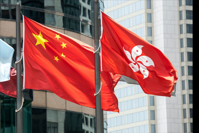 The national flag of China and the regional flag of Hong Kong SAR fly together. [File Photo: IC]