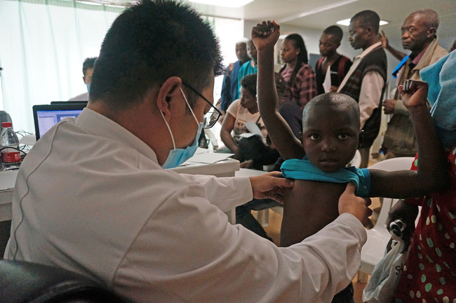 A doctor examines a child on Chinese naval hospital ship Peace Ark in Mozambique, on December 9, 2017. [File Photo: VCG]